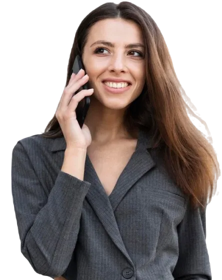 Mujer hablando con asesor para cancelar sus deudas